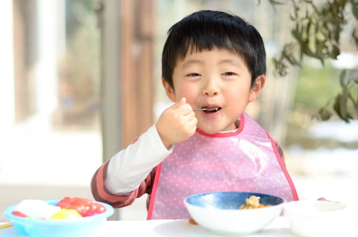 Bật mí cùng mẹ: Bé 2 tuổi ăn bao nhiêu cơm là đủ? 35 bé 2 tuổi ăn bao nhiêu cơm