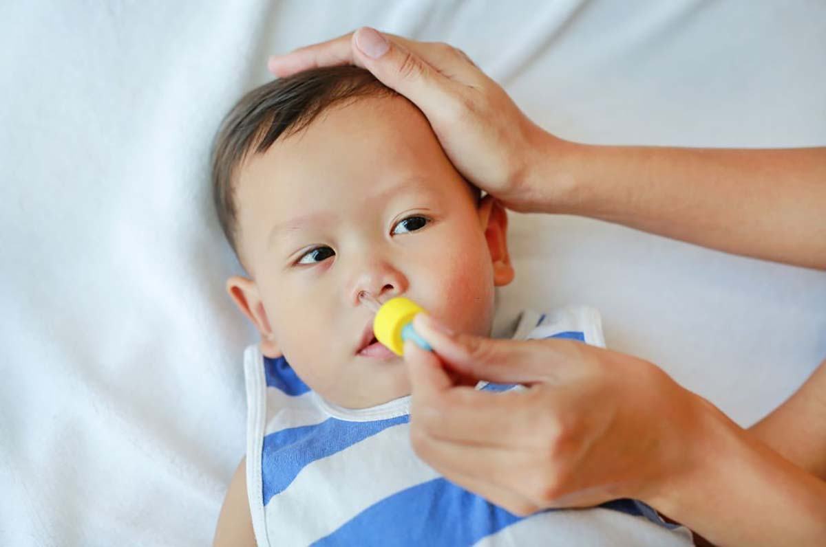 Mách mẹ 5 cách nhỏ mũi cho trẻ sơ sinh nhanh và hiệu quả 35 Cách nhỏ mũi cho trẻ sơ sinh bằng nước muối sinh lý