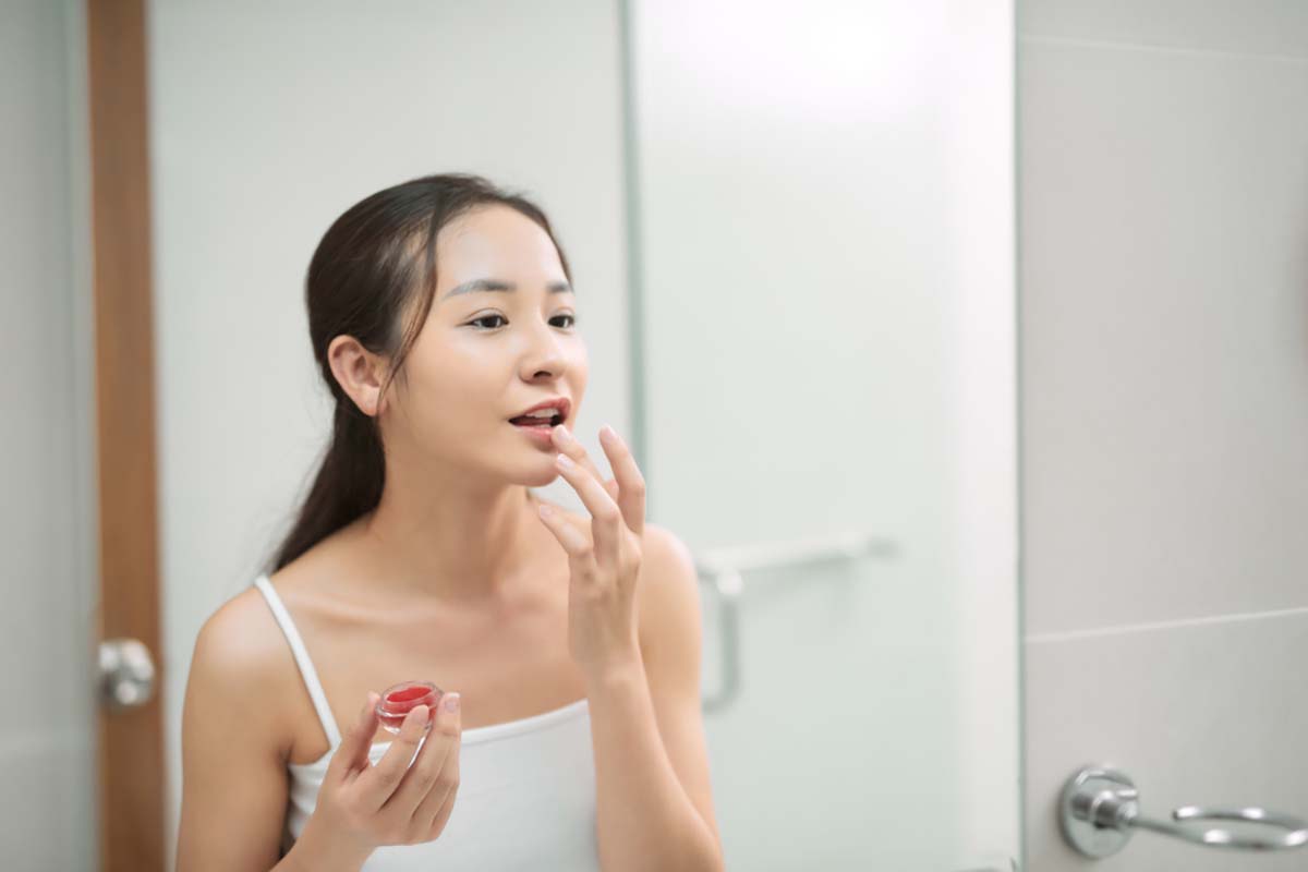 dưỡng ẩm cách vệ sinh răng miệng sau khi phun môi và xài kem dưỡng