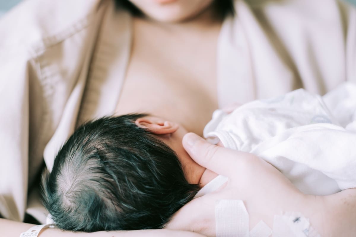 Phụ nữ cho con bú ăn hải sản được không? 37 Chế độ dinh dưỡng khi đang cho con bú