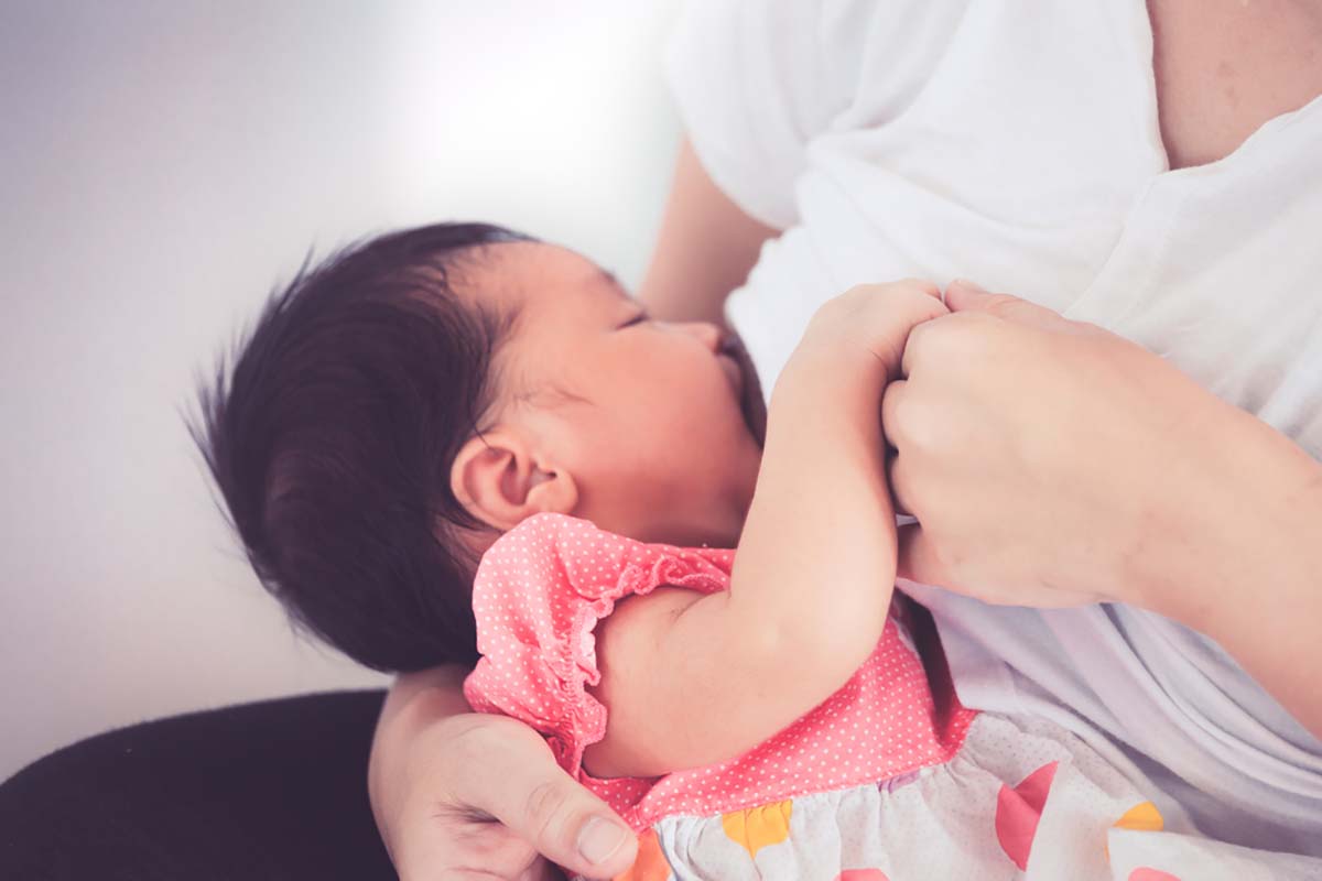 Hướng dẫn cách giảm đau dạ con sau sinh nhanh chóng 38 giảm đau dạ con sau sinh bằng cách cho con bú