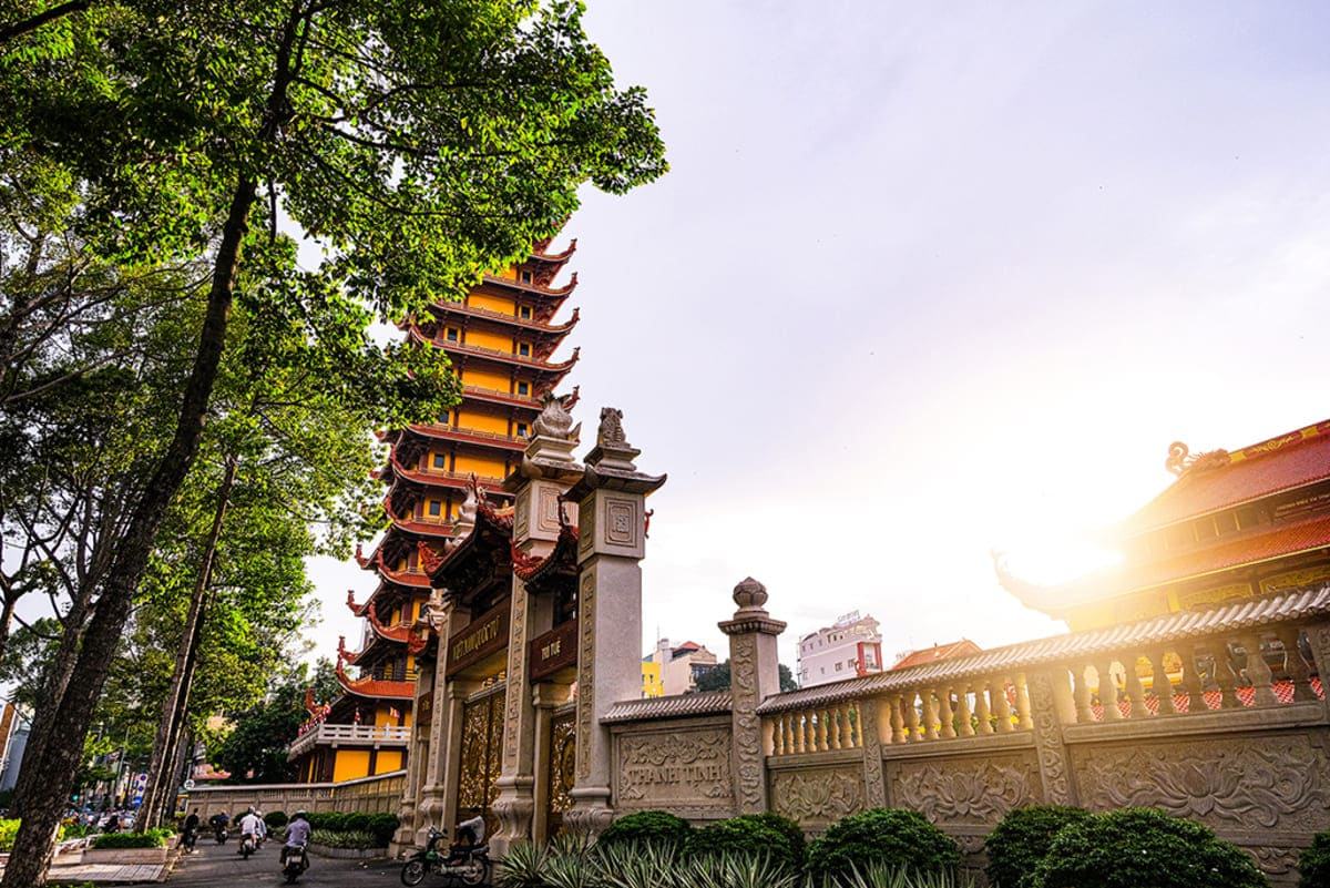 đi chùa trong ngày đầu năm