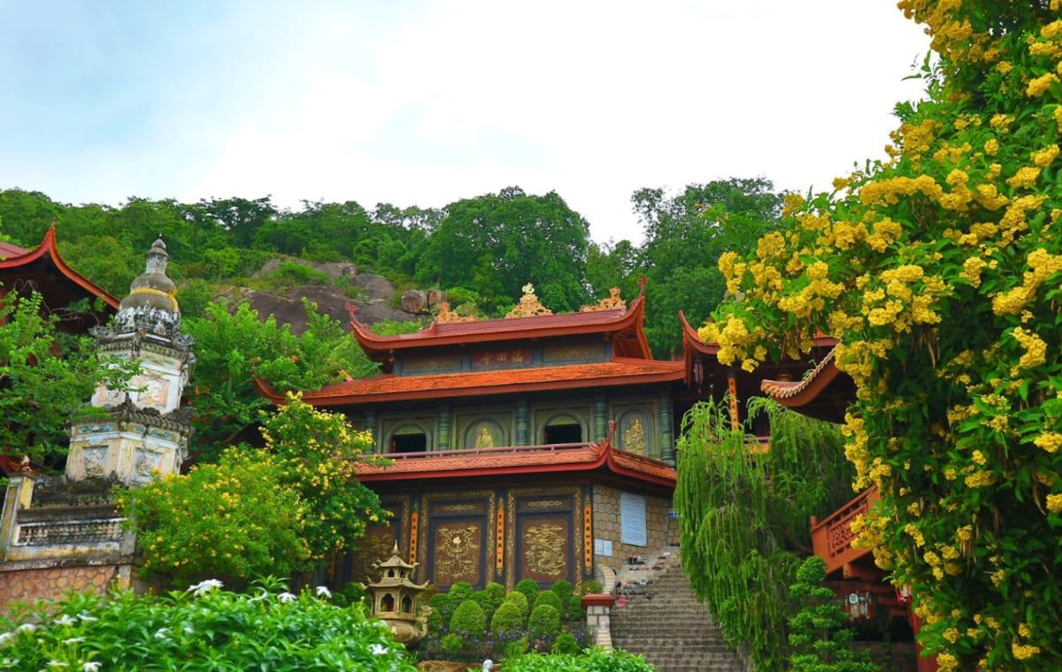 Bà bầu có nên đi chùa đầu năm hay không