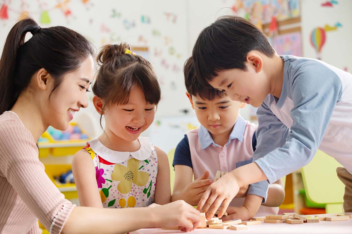 bé đi học mẫu giáo