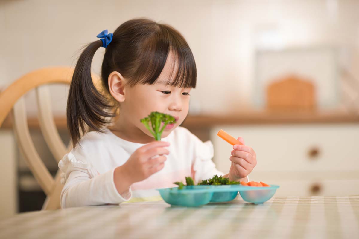 bé đi học mẫu giáo