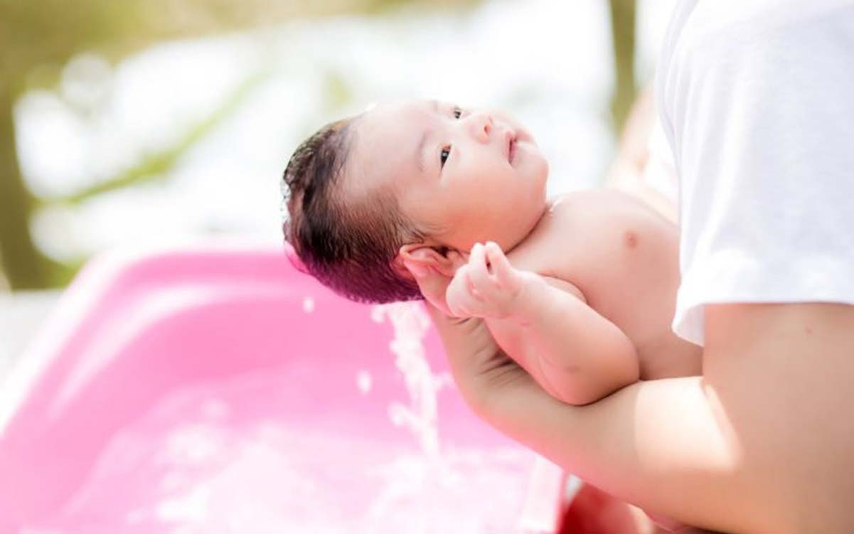 Nhiệt độ nước tắm cho trẻ sơ sinh bao nhiêu là vừa? 38 nhiệt độ nước tắm cho trẻ sơ sinh và những điều cần lưu ý