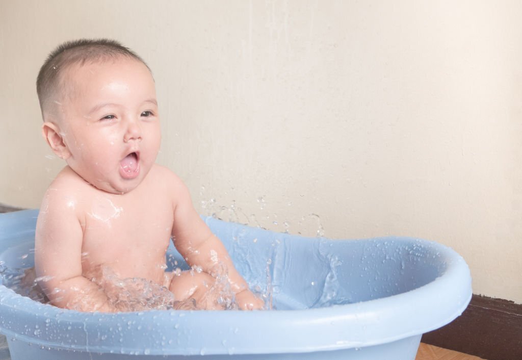 Nhiệt độ nước tắm cho trẻ sơ sinh bao nhiêu là vừa? 36 nhiệt độ nước tắm cho trẻ sơ sinh vào mùa đông