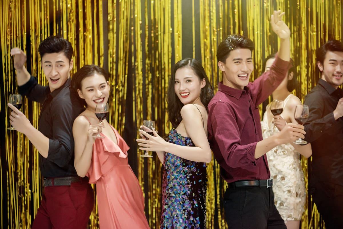 trang phục dự tiệc tất niên