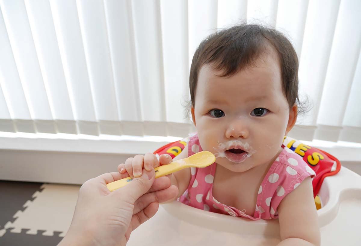 Trẻ mấy tháng ăn được váng sữa? Ăn bao nhiêu là tốt?