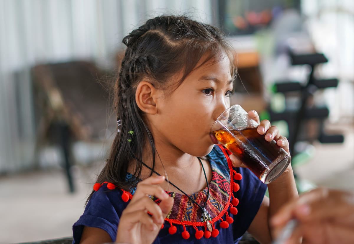 Trẻ Nghiện Uống Nước Ngọt, Bố Mẹ Cần Làm Gì? 35 Tác hại khi trẻ uống quá nhiều nước ngọt