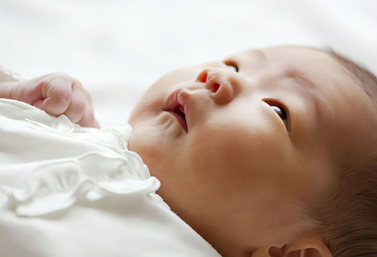 trẻ 1 tuổi thức giấc giữa đêm