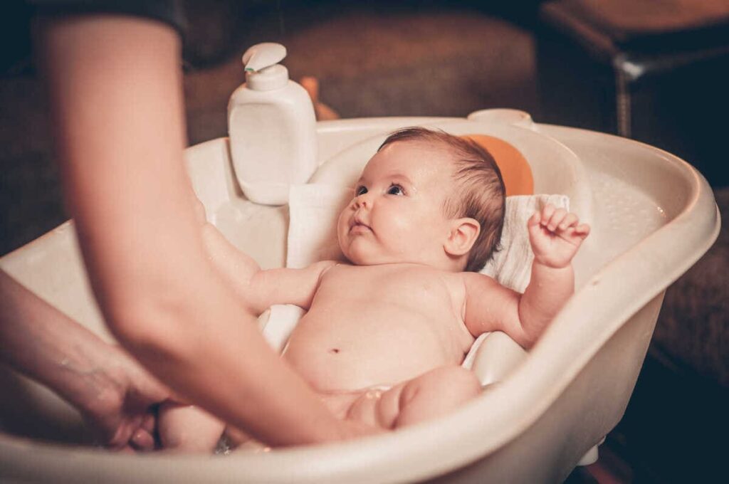 cách vệ sinh vùng kín trẻ sơ sinh