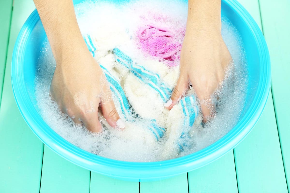 tẩy vết bẩn quần áo trẻ sơ sinh