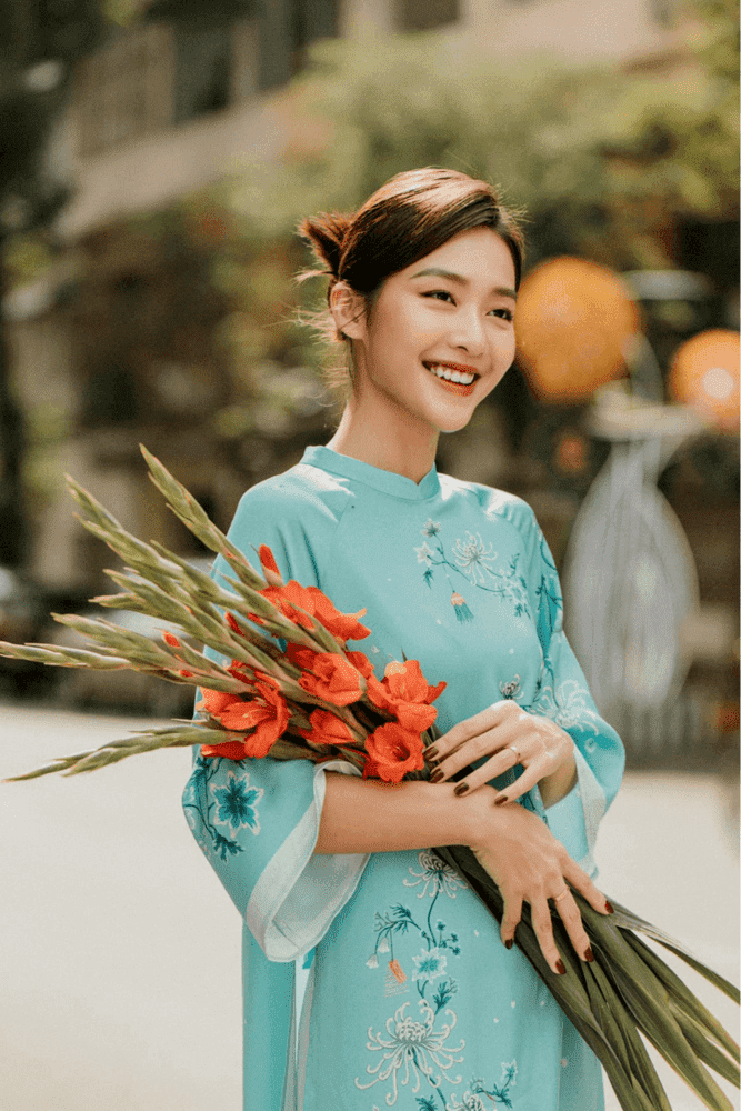 tóc búi thấp mặc áo dài