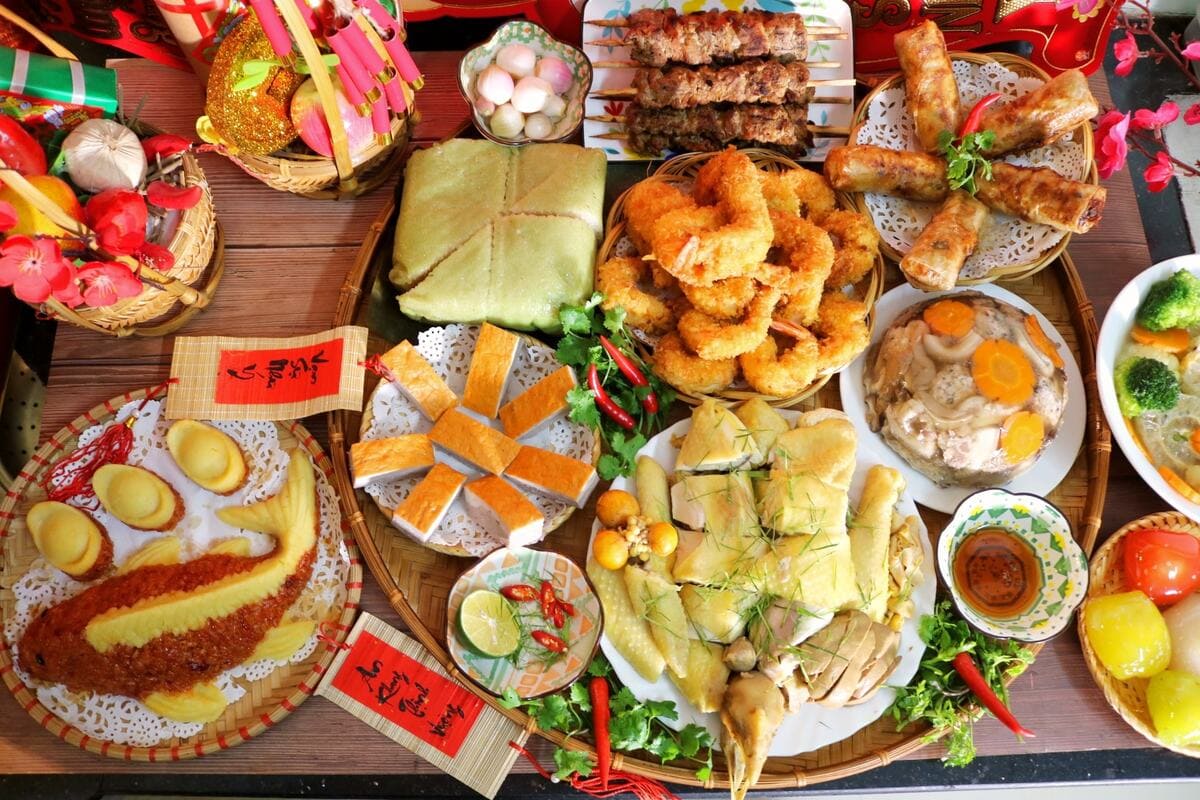mâm cơm gia đình mâu thuẫn gia đình trong tết nguyên đán