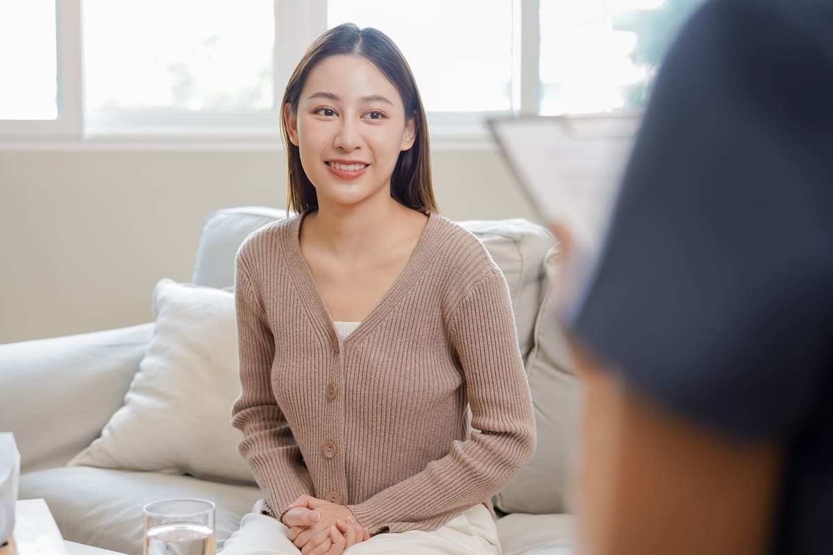 chọn thuê người giữ trẻ tại nhà