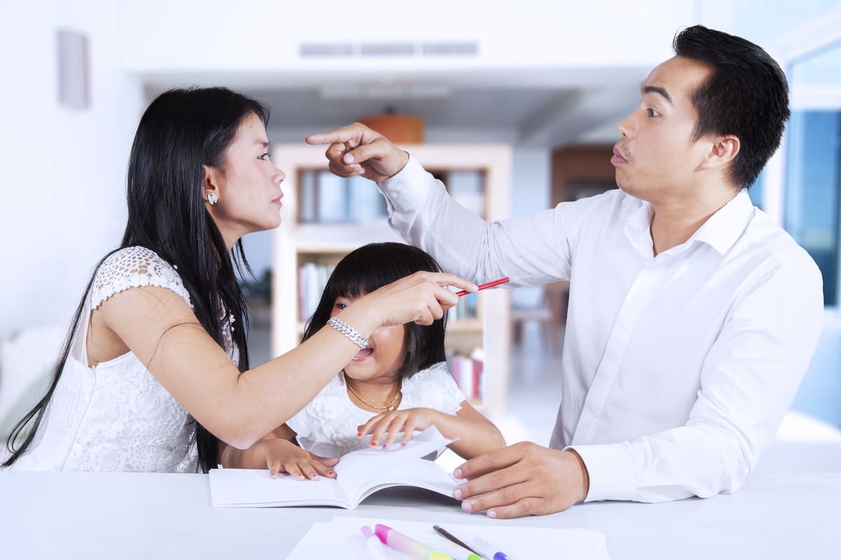 Liệu chúng ta có đang bạo hành tinh thần con cái của mình? 35 bố mẹ cãi nhau trước mặt con