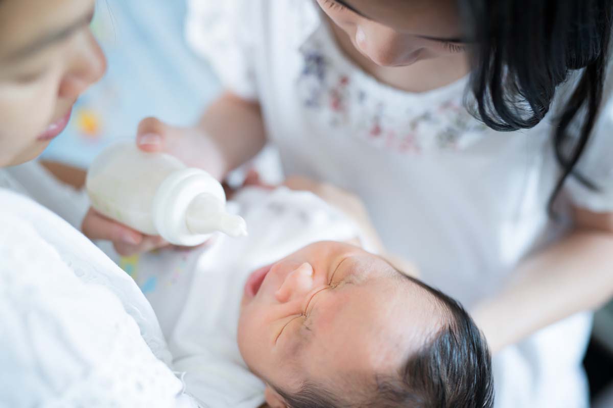 em bé khóc khi uống sữa cách nhận biết trẻ hợp sữa
