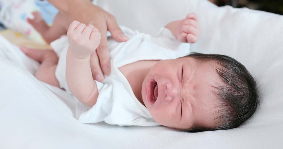 cách trị hăm cổ cho trẻ sơ sinh khi con khó chịu lúc thay quần áo cách trị hăm cổ cho trẻ sơ sinh khi con khó chịu lúc thay quần áo