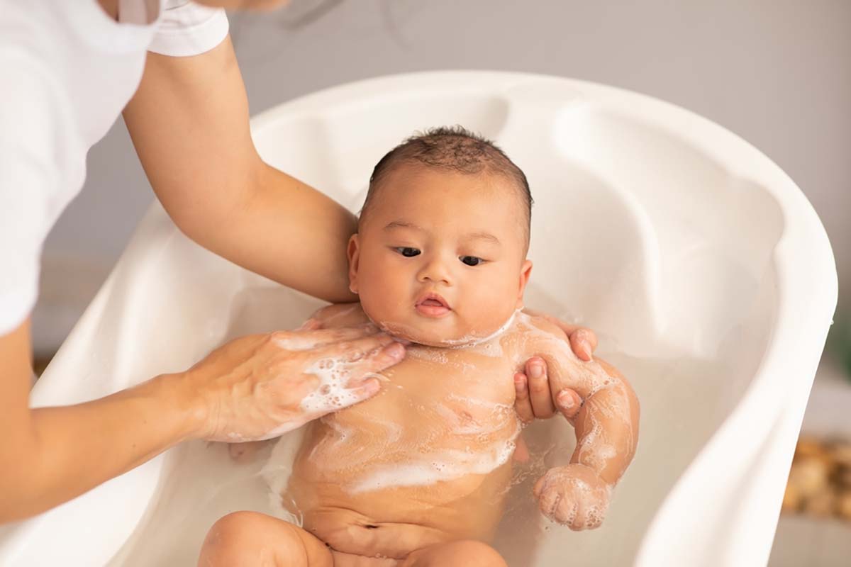 cách trị hăm cổ cho trẻ sơ sinh bằng cách tắm trẻ đúng cách cách trị hăm cổ cho trẻ sơ sinh bằng cách tắm trẻ đúng cách