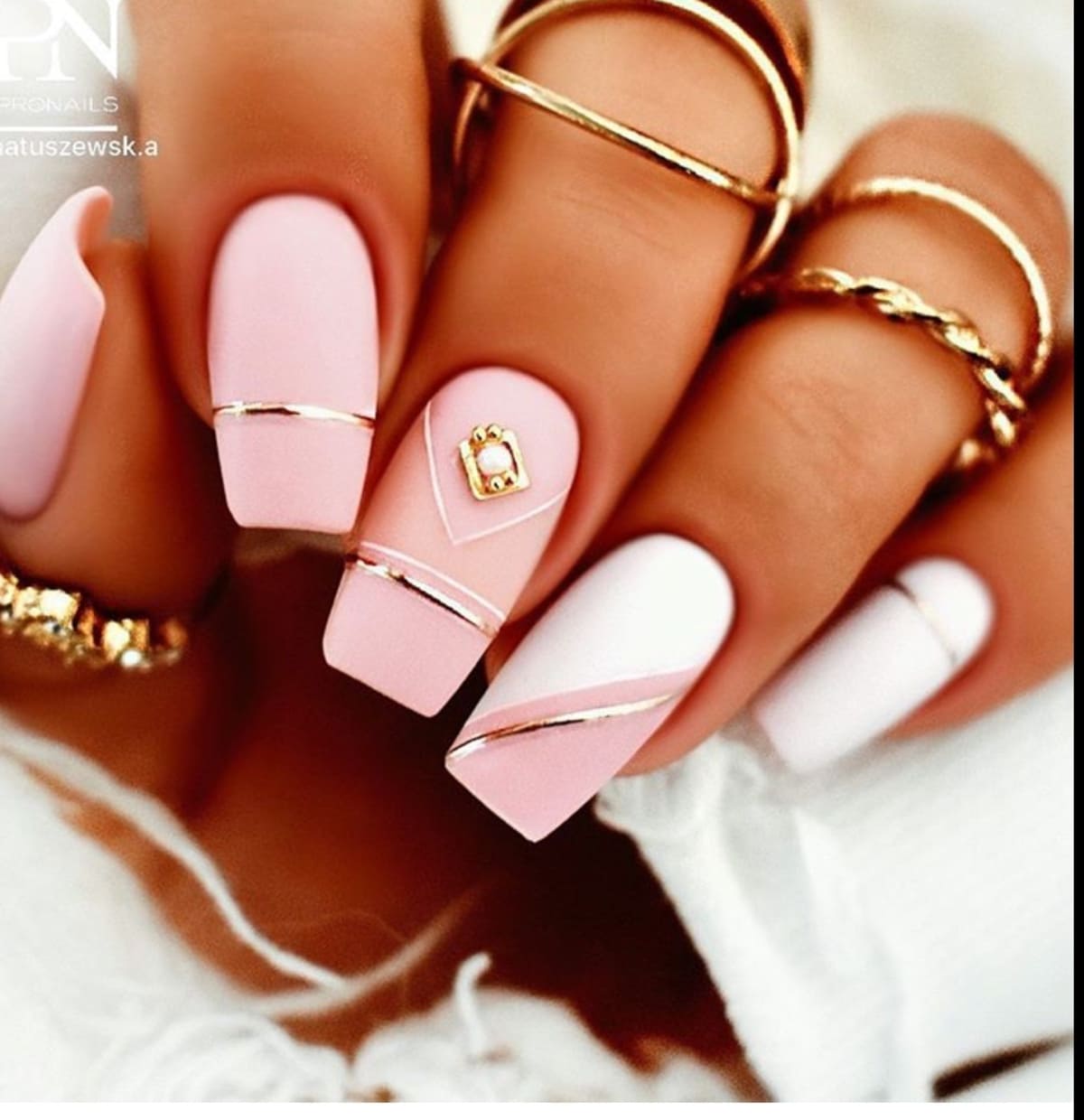 Gợi ý 15+ mẫu nail màu hồng ngọt ngào cho ngày 8/3 30
