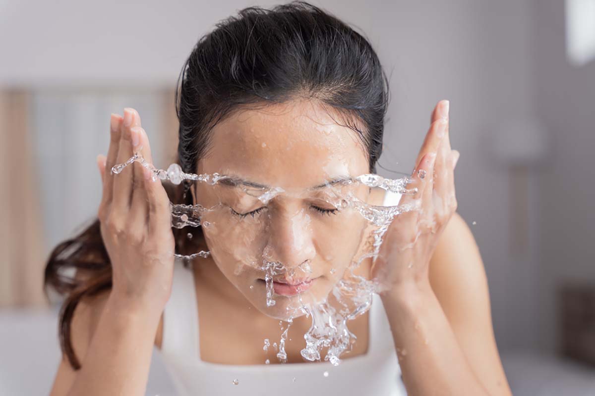 Các phương pháp nâng cơ mặt không xâm lấn ngay tại nhà 37 trước khi nâng cơ mặt cần rửa mặt sạch