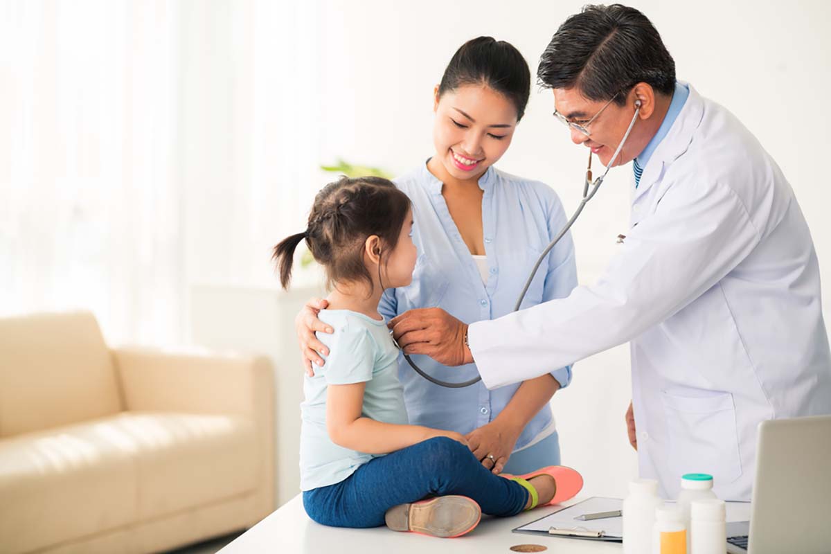 nghe nhịp tim bệnh Tics ở trẻ em