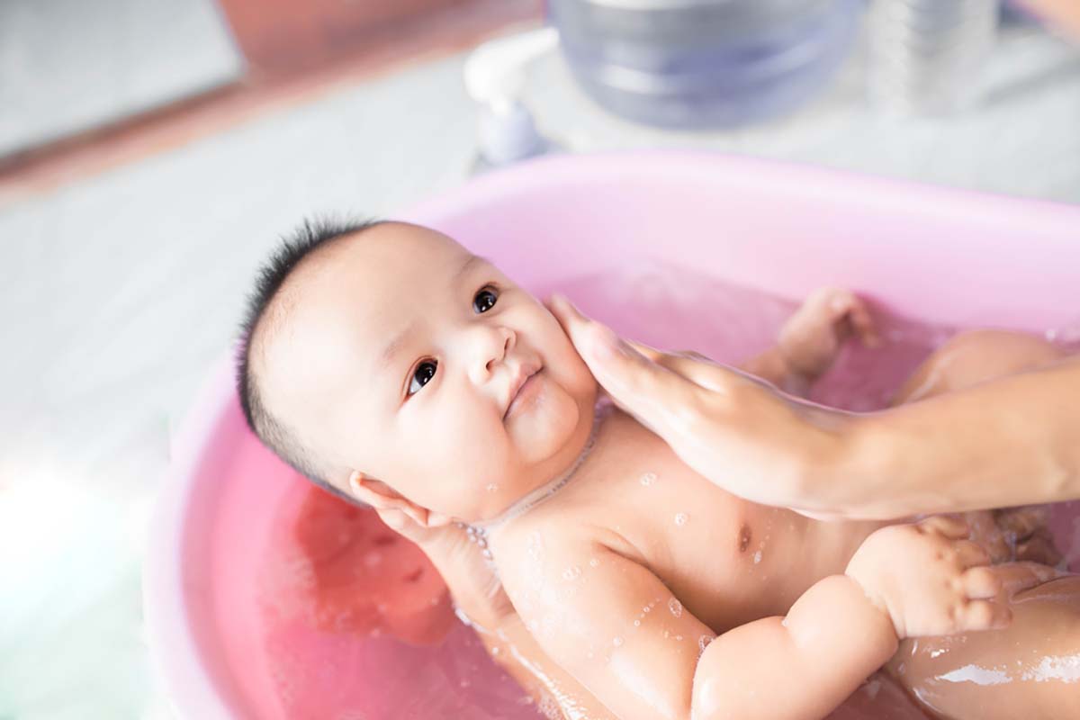 tắm rửa cho trẻ để ngăn ngừa các loại mụn ở trẻ sơ sinh tắm rửa cho trẻ để phòng ngừa các loại mụn ở trẻ sơ sinh