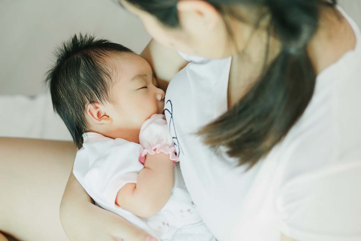 Có nên đánh thức trẻ sơ sinh dậy bú?