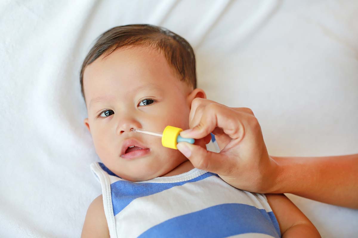 chữa ngạt mũi cho trẻ sơ sinh bằng dầu tràm bằng cách cho bé ngửi mùi dầu chữa ngạt mũi cho trẻ sơ sinh bằng dầu tràm bằng cách cho bé ngửi