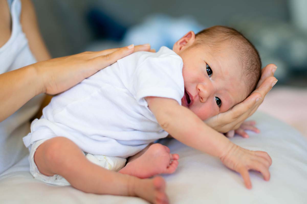 mẹo dân gian chữa sôi bụng ở trẻ sơ sinh bằng cách vỗ ợ hơi cho trẻ mẹo dân gian chữa sôi bụng ở trẻ sơ sinh bằng cách vỗ ợ hơi