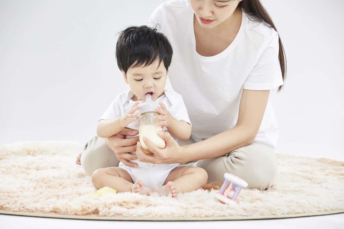 trẻ 1 tuổi uống sữa tươi
