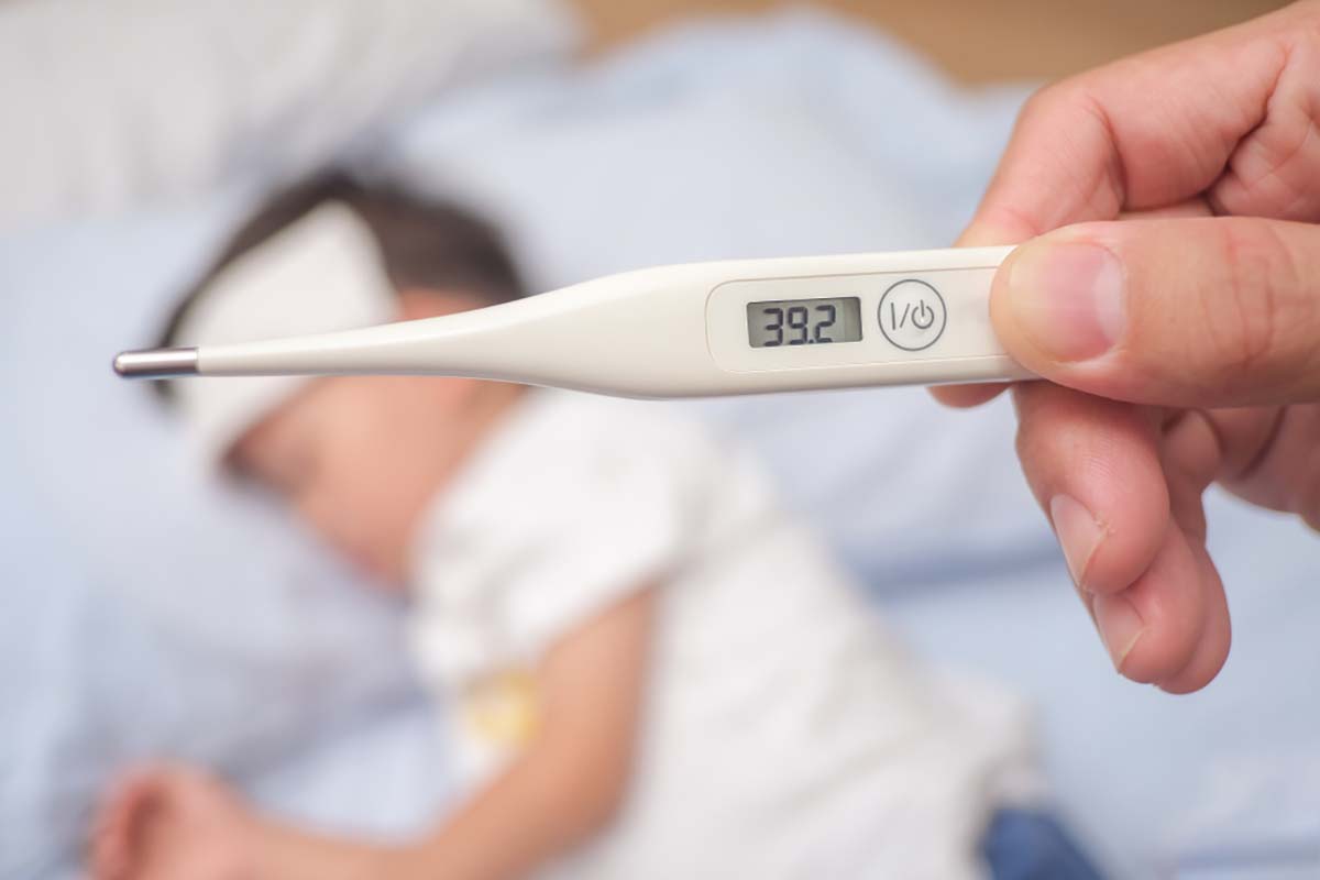 Trẻ em bị sốt và nôn là bệnh gì và cách xử lý phù hợp Trẻ em bị sốt và nôn là bệnh gì và cách xử trí phù hợp