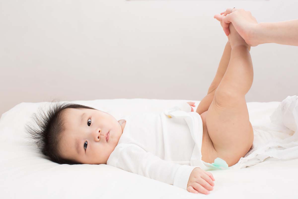 Vì sao trẻ sơ sinh đi ngoài có hạt vàng? Có nguy hiểm không?