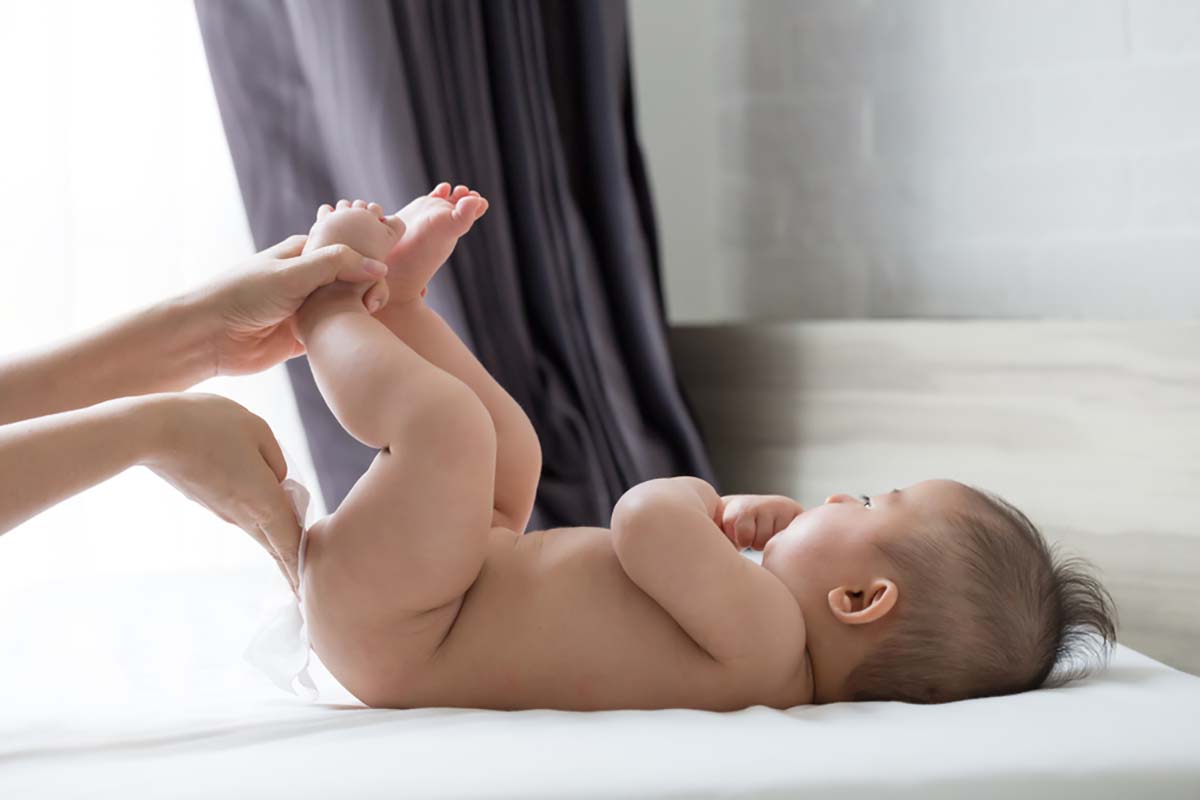 sau khi trẻ sơ sinh đi ngoài có hạt vàng nên được vệ sinh kỹ sau khi trẻ sơ sinh đi ngoài có hạt vàng cần được vệ sinh kỹ