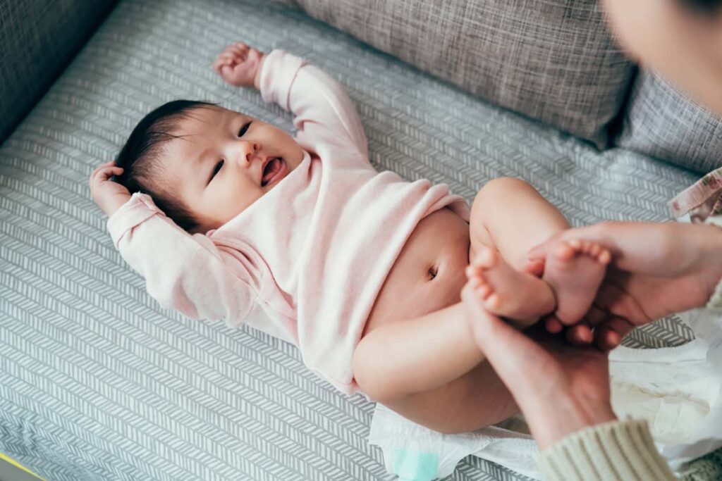Trẻ sơ sinh đi phân xanh có đáng lo không?