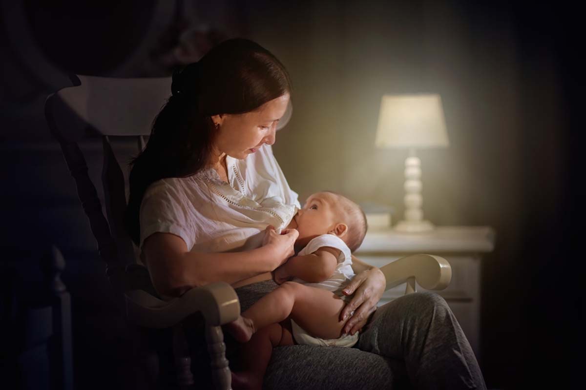 lý do bé đòi bú liên tục không chịu ngủ
