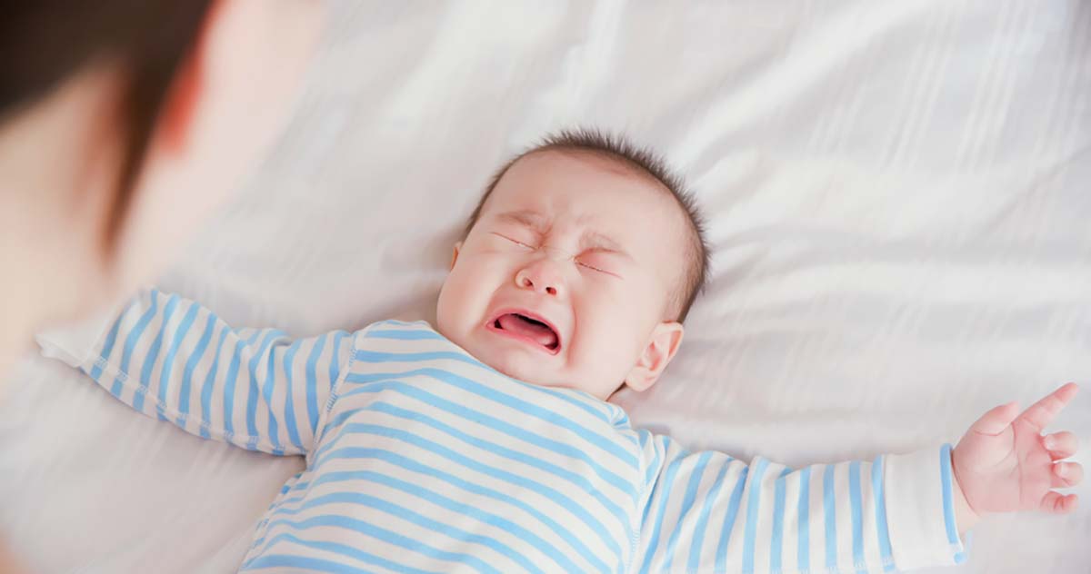 bé đòi bú liên tục không chịu ngủ khiến mẹ kiệt sức bé đòi bú liên tục không chịu ngủ khiến mẹ mệt mỏi
