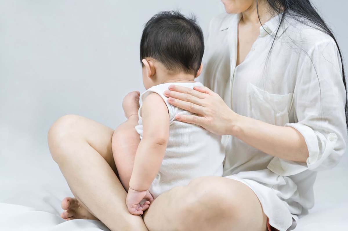 khi bé đòi bú liên tục không chịu ngủ nên được vỗ ợ hơi khi bé đòi bú liên tục không chịu ngủ sẽ cần được vỗ ợ hơi