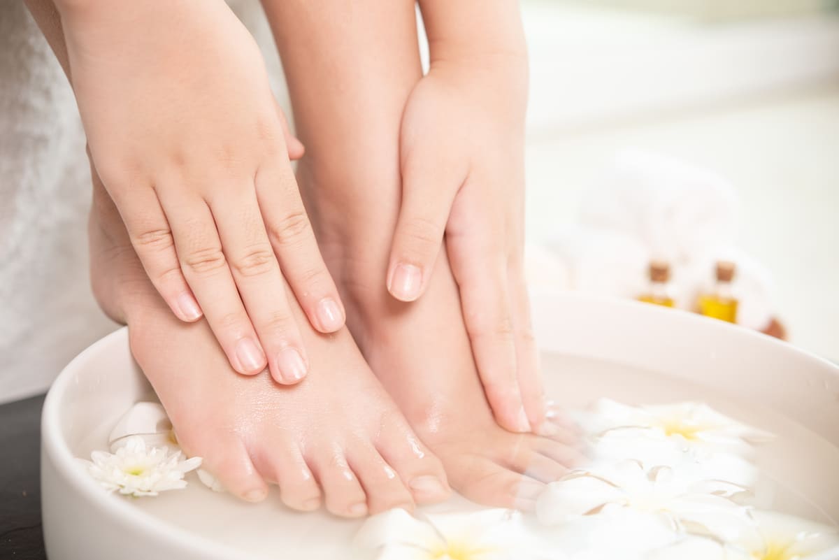 rửa chân trước khi ngủ