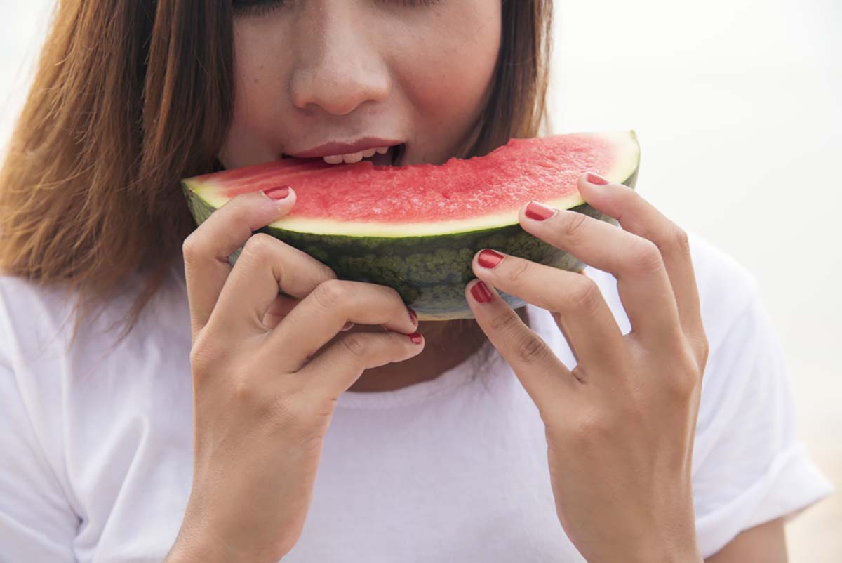 Mẹ sau sinh ăn dưa hấu được không? Cần lưu ý những gì?