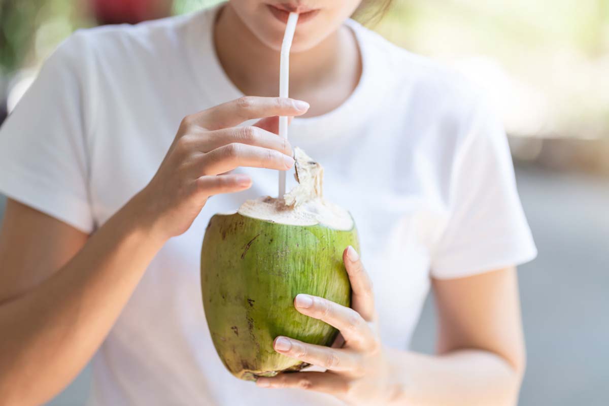 sau sinh uống nước dừa được không