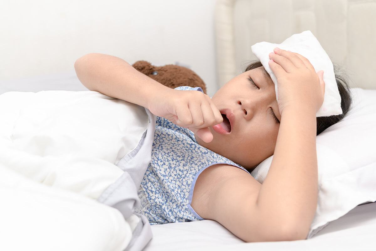bé bị sốt trẻ bị ho