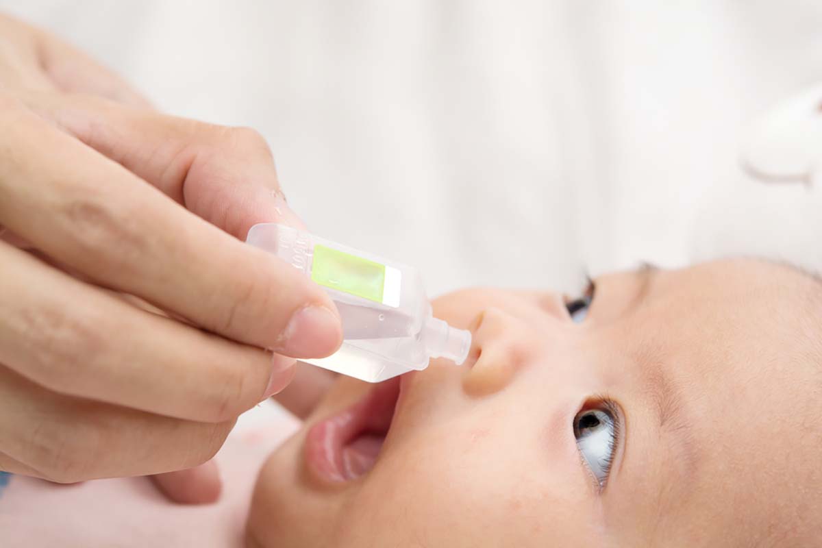 trẻ sơ sinh bị ho sổ mũi nhưng không sốt cần được vệ sinh mũi với nước muối trẻ sơ sinh bị ho sổ mũi nhưng không sốt cần được vệ sinh mũi