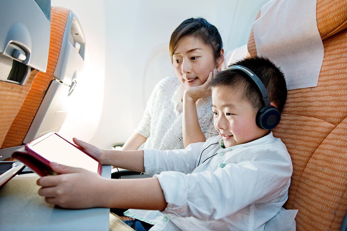 du lịch hè trẻ em đi máy bay