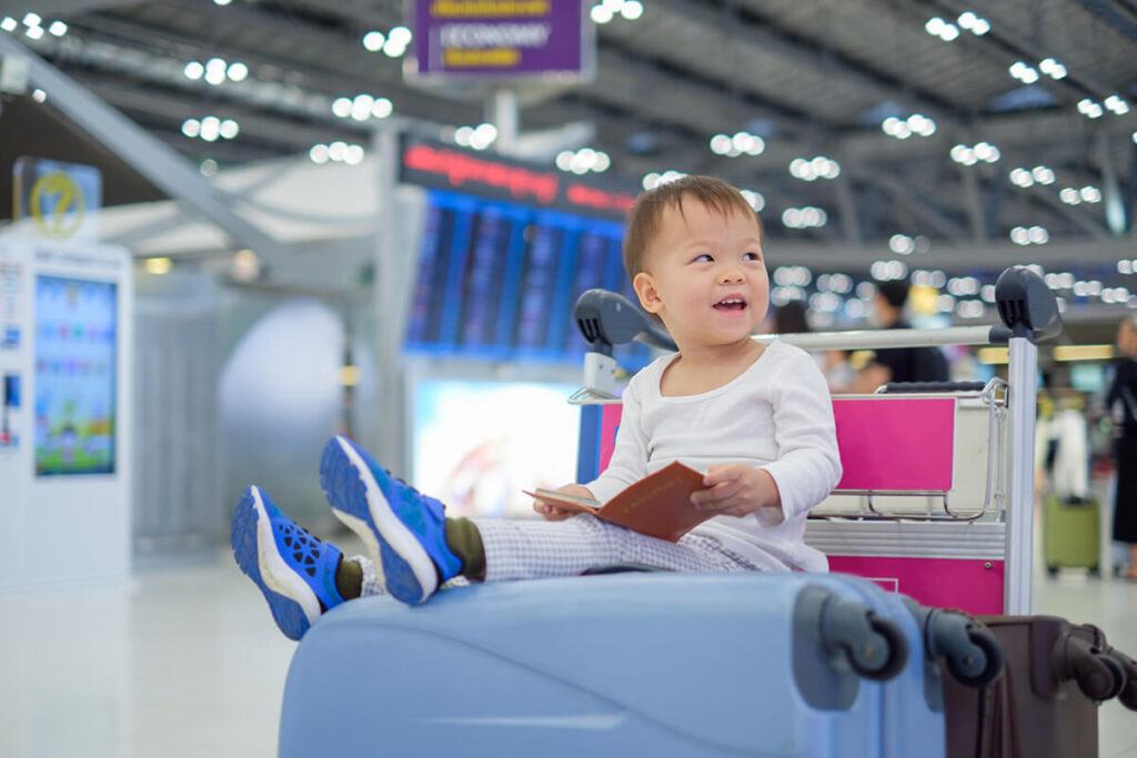 trẻ em đi máy bay