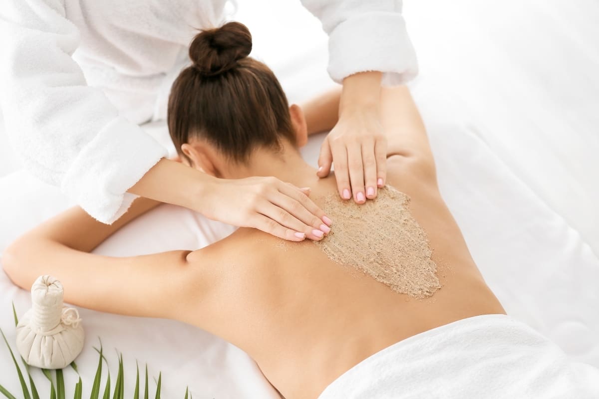 Tẩy tế bào chết giúp trị mụn lưng tại nhà Tẩy tế bào chết để trị mụn lưng tại nhà