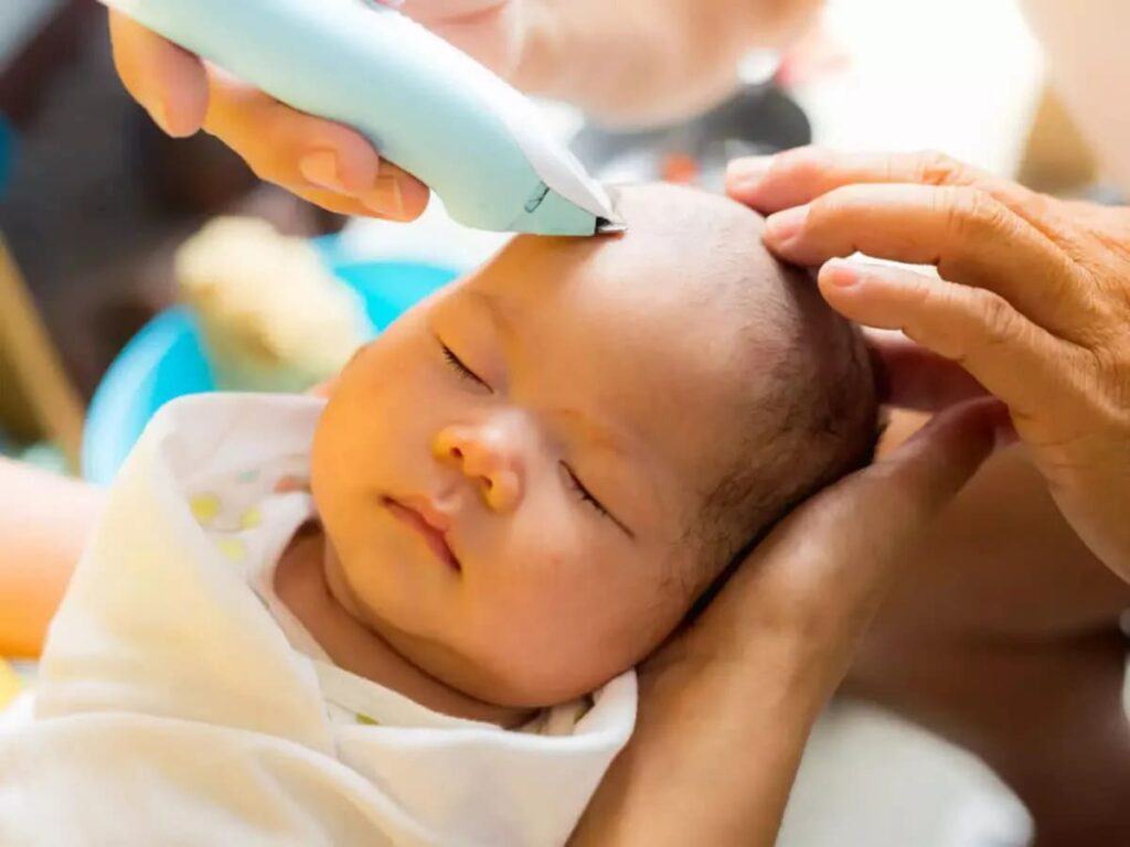 cắt tóc máu cho trẻ sơ sinh