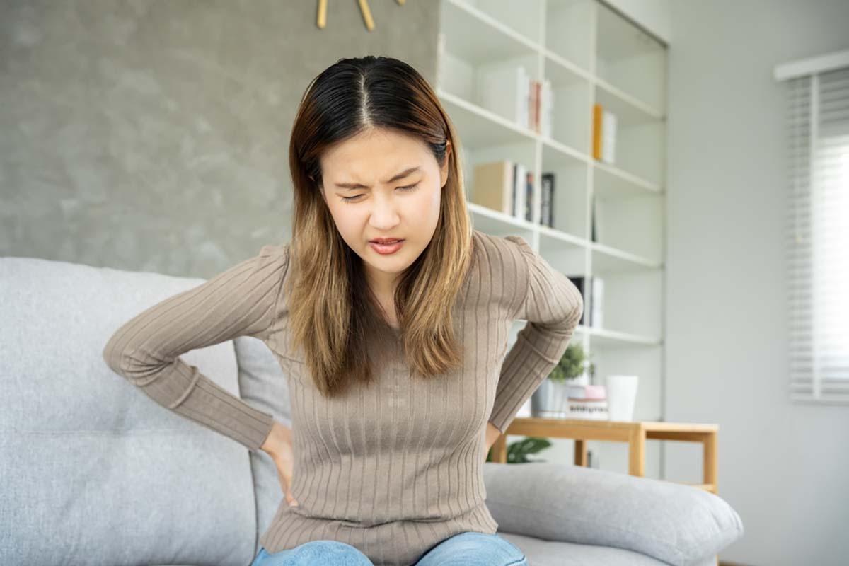 Ra máu báo thai có đau lưng không? Cách phân biệt với kinh nguyệt
