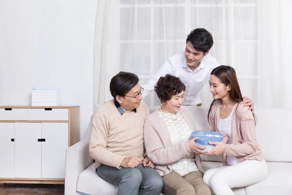 tặng gì cho mẹ chồng